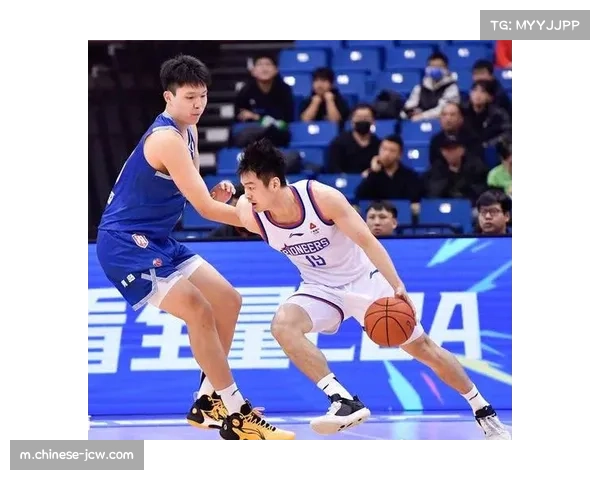 青岛围绕杨瀚森构建体系 高位策应与内线防守支柱作用日益凸显 青岛围绕杨瀚森构建体系 高位策应与内线防守支柱作用日益凸显